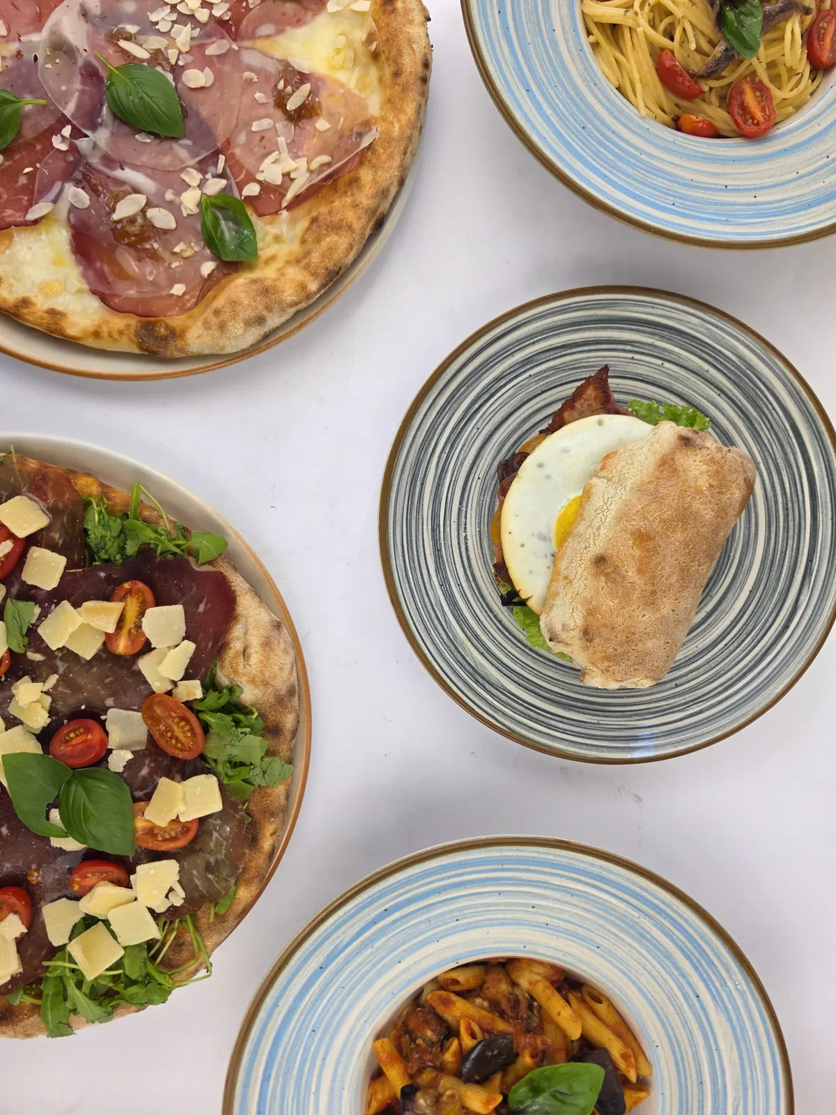 Pizza, Pasta und mehr von Enzo’s Pizza, von oben fotografiert